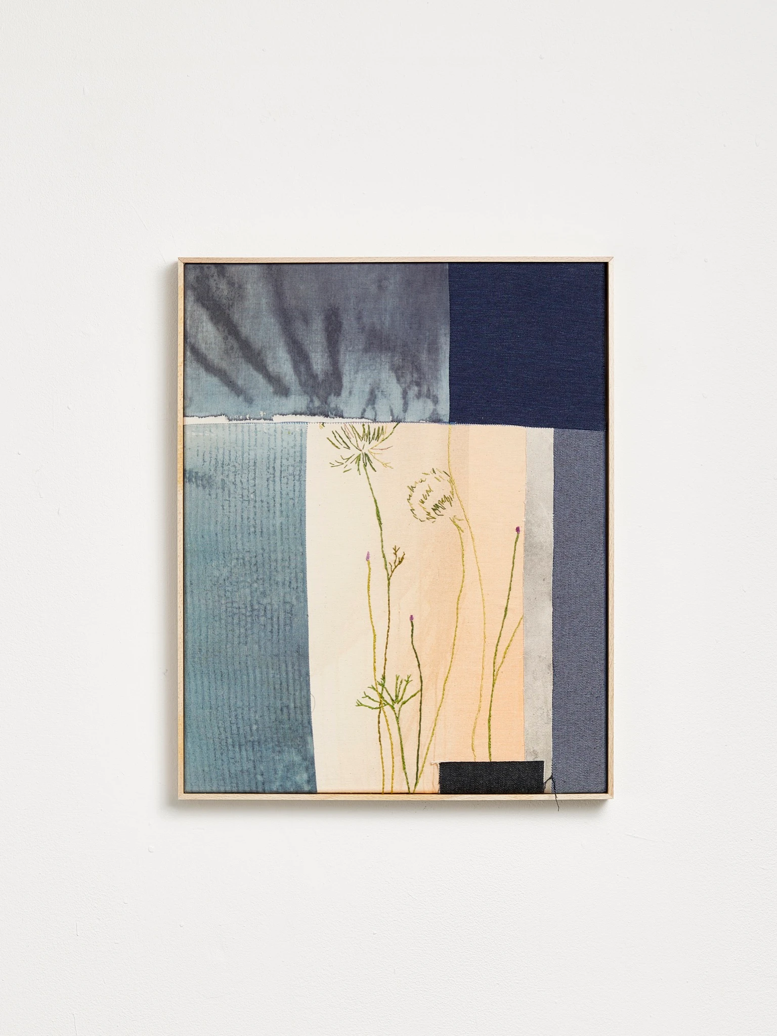A blue room — image 1